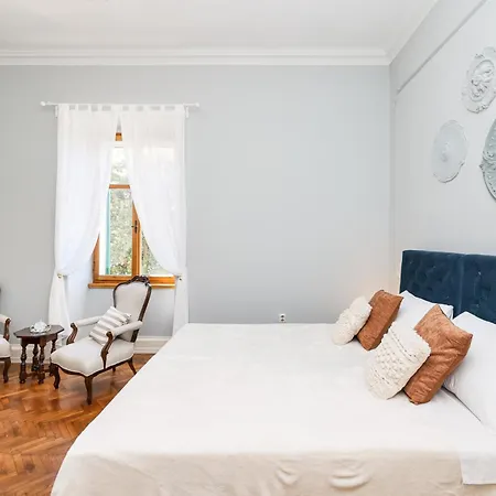 Historic Luxe Apartamento Zadar