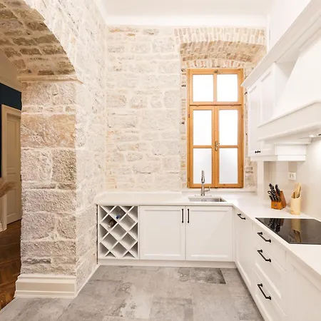 Historic Luxe Apartamento Zadar