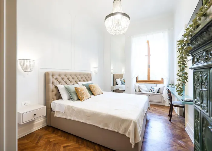 Historic Luxe Lejlighed